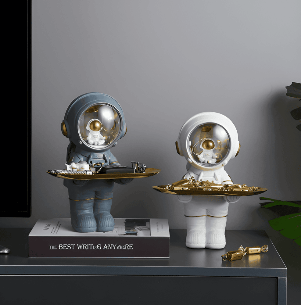 Astronautfigur med opbevaringsbakke Lysende hjelm med planetscene