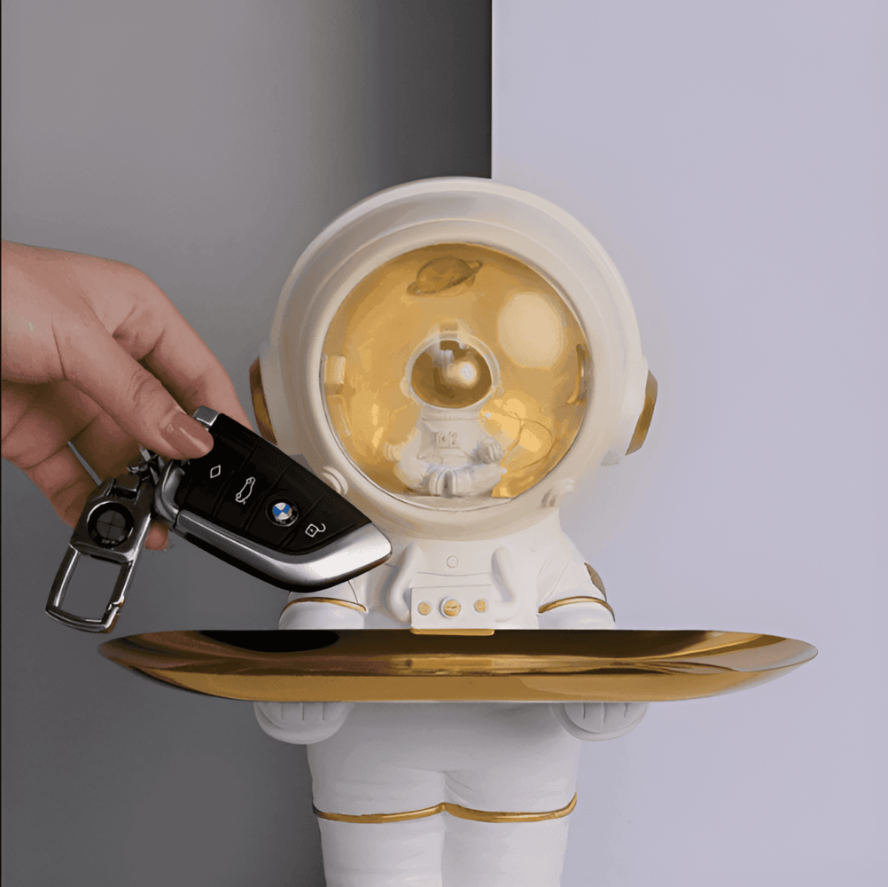 Astronautfigur med opbevaringsbakke Lysende hjelm med planetscene
