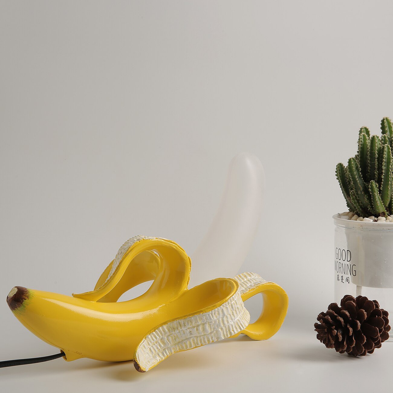 Bananbordlampe med skinnende metalfinish