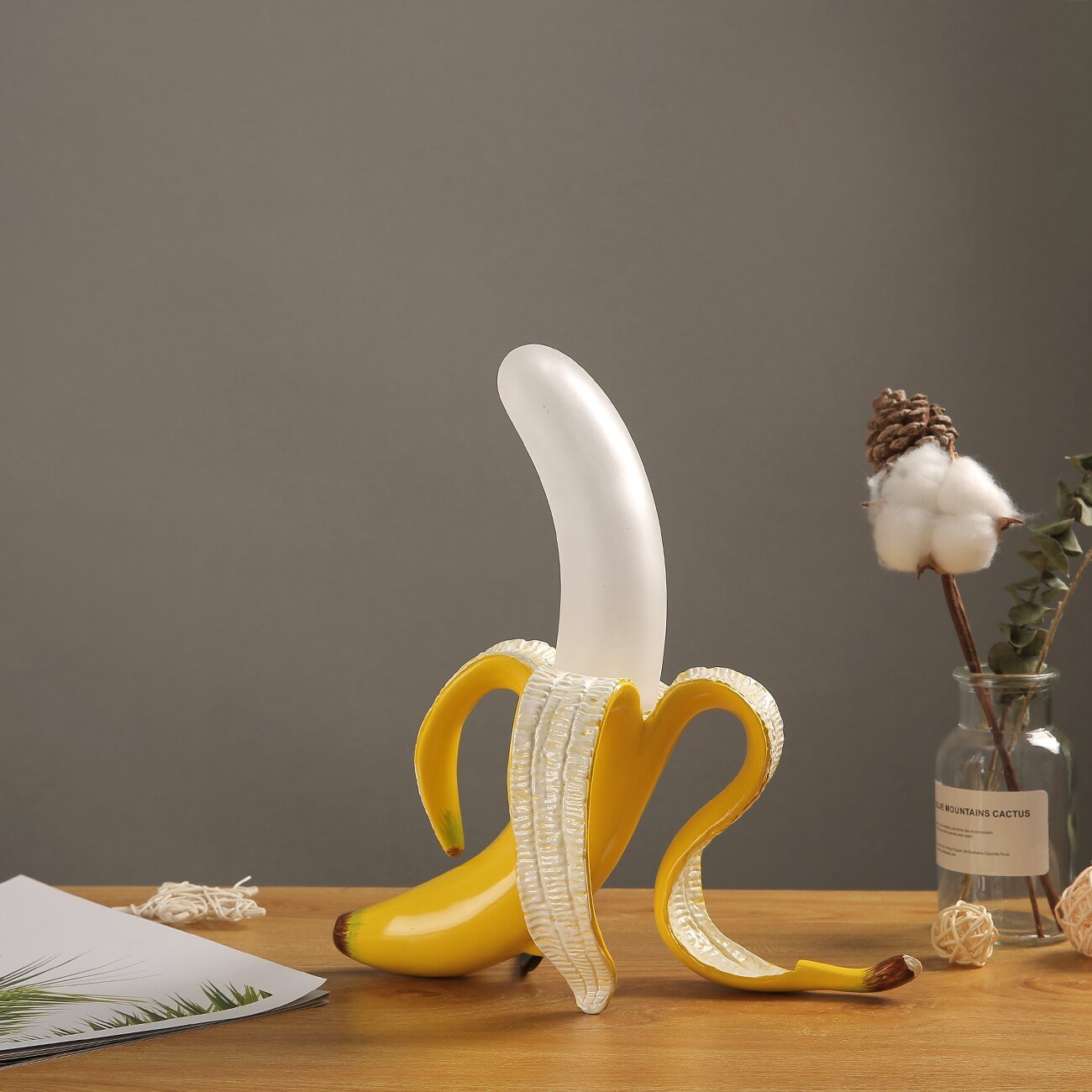Bananbordlampe med skinnende metalfinish