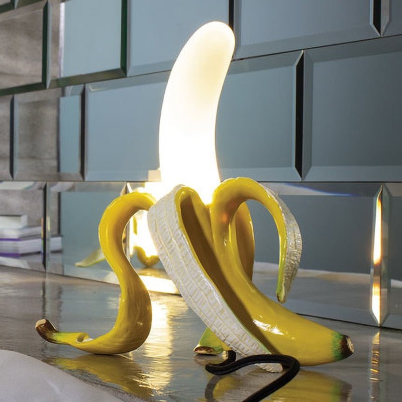 Bananbordlampe med skinnende metalfinish