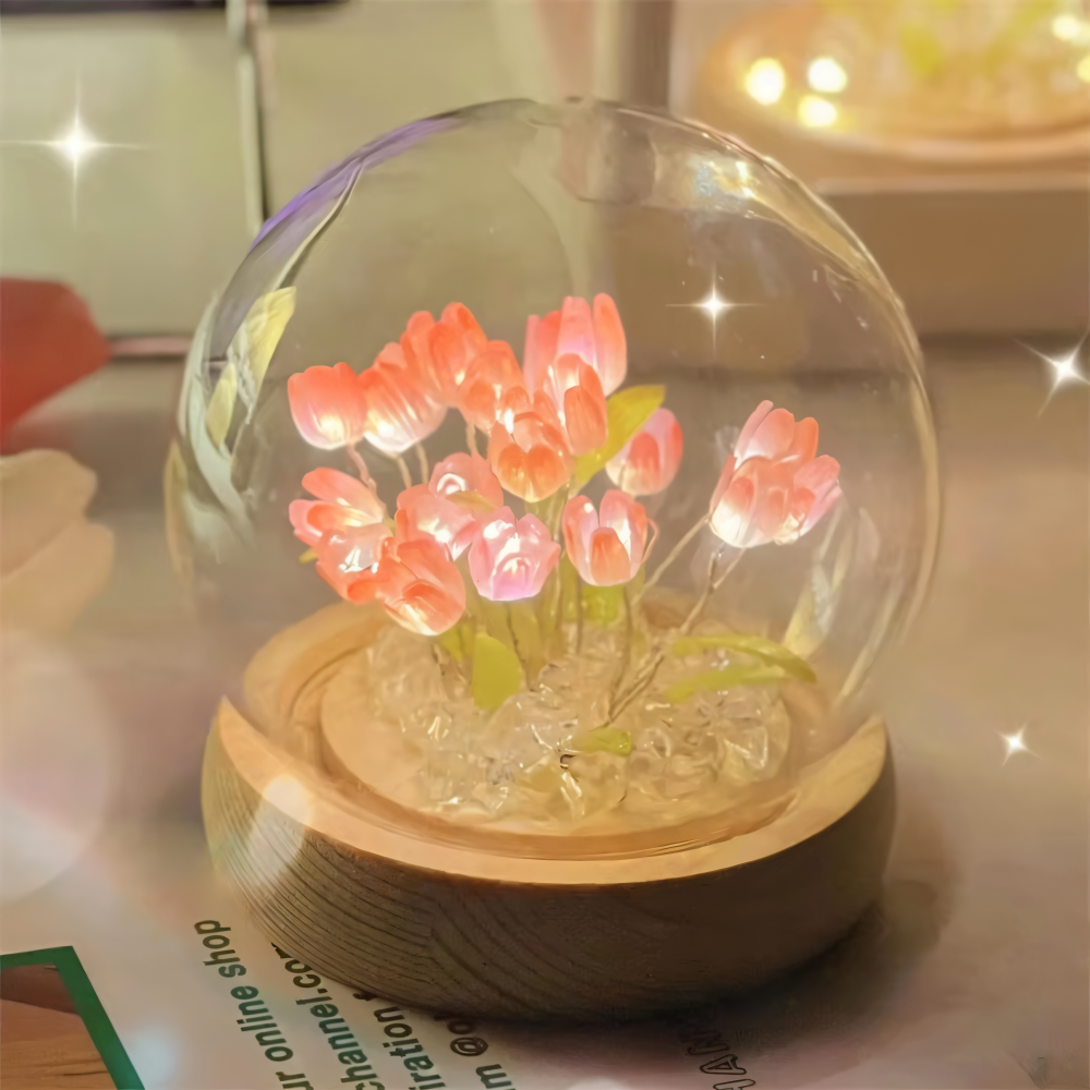 Blomsterlampe lysende tulipaner under glaskuppel med træbase