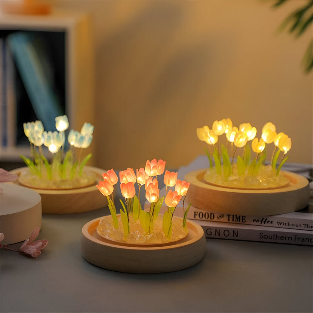 Blomsterlampe lysende tulipaner under glaskuppel med træbase