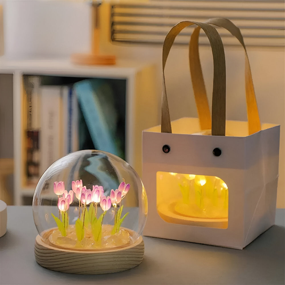 Blomsterlampe lysende tulipaner under glaskuppel med træbase