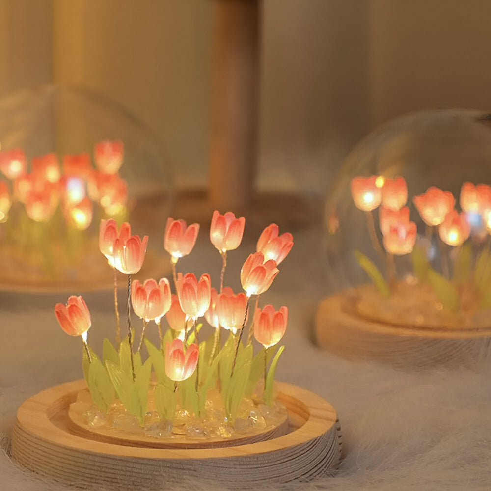 Blomsterlampe lysende tulipaner under glaskuppel med træbase