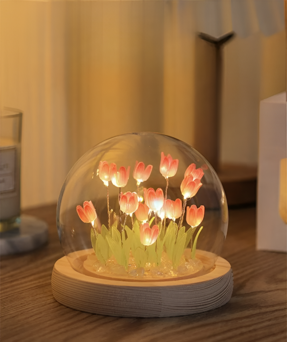 Blomsterlampe lysende tulipaner under glaskuppel med træbase