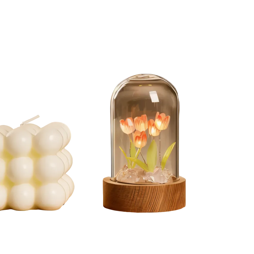 Blomsterlampe lysende tulipaner under glaskuppel med træbase