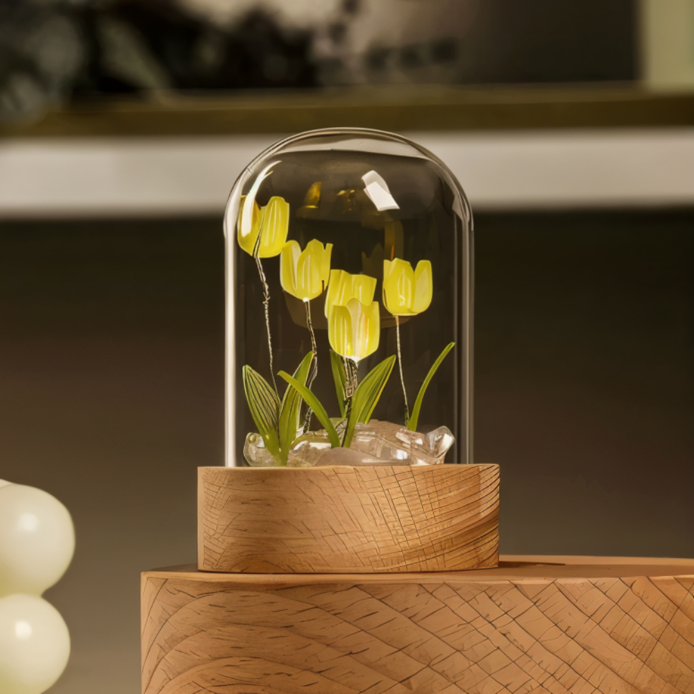 Blomsterlampe lysende tulipaner under glaskuppel med træbase