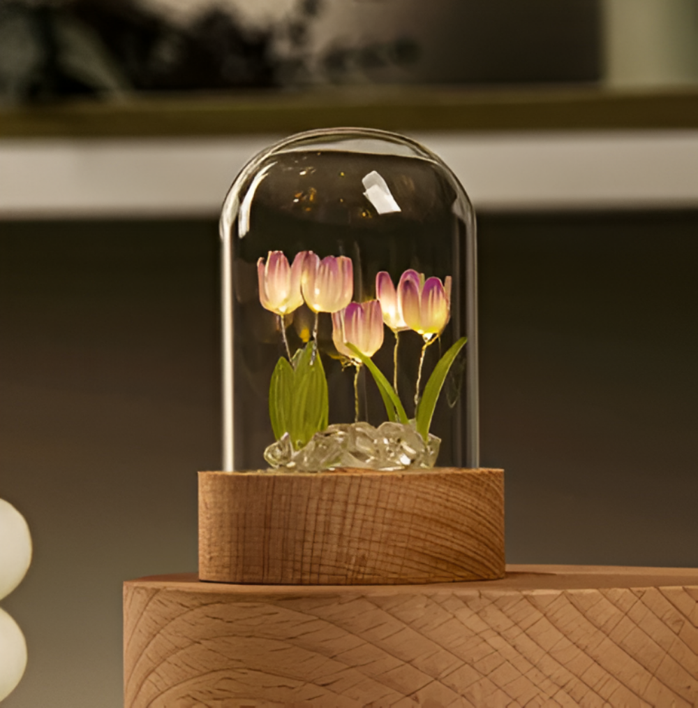 Blomsterlampe lysende tulipaner under glaskuppel med træbase