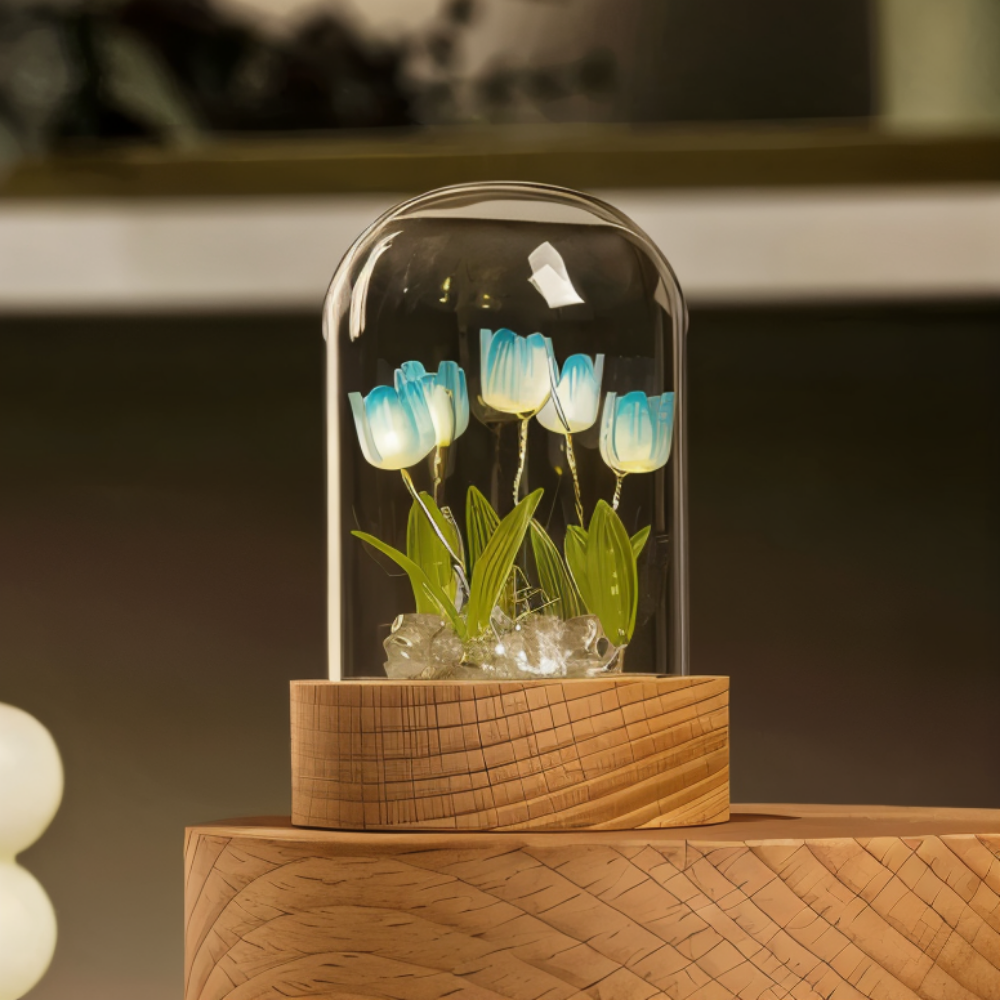 Blomsterlampe lysende tulipaner under glaskuppel med træbase
