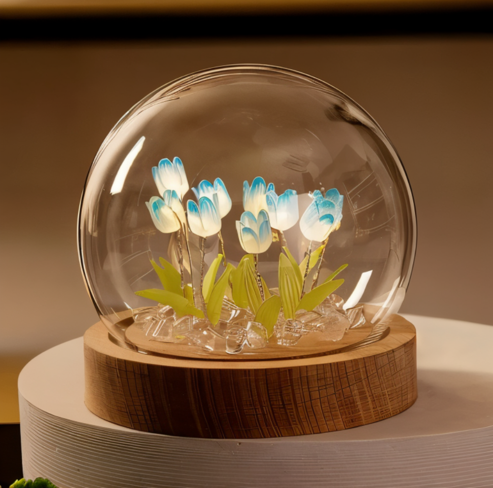 Blomsterlampe lysende tulipaner under glaskuppel med træbase