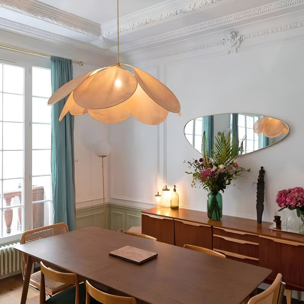 Blomsterpendellampe i tekstil med kronblade