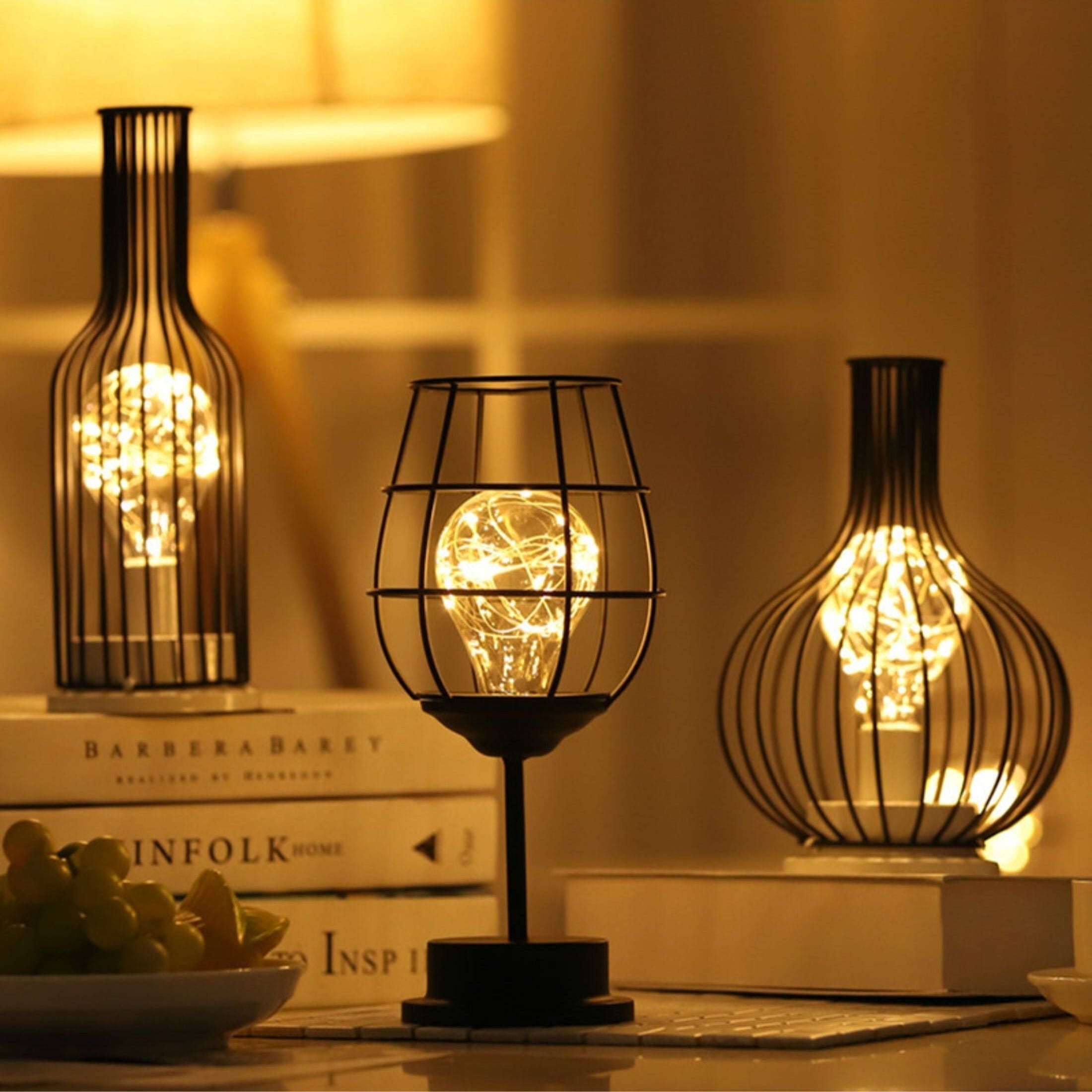 Bordlampe med åben metalskærm