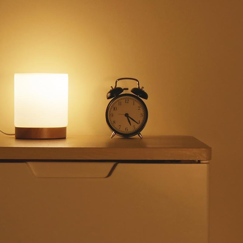 Bordlampe med opalglasskærm og træbase