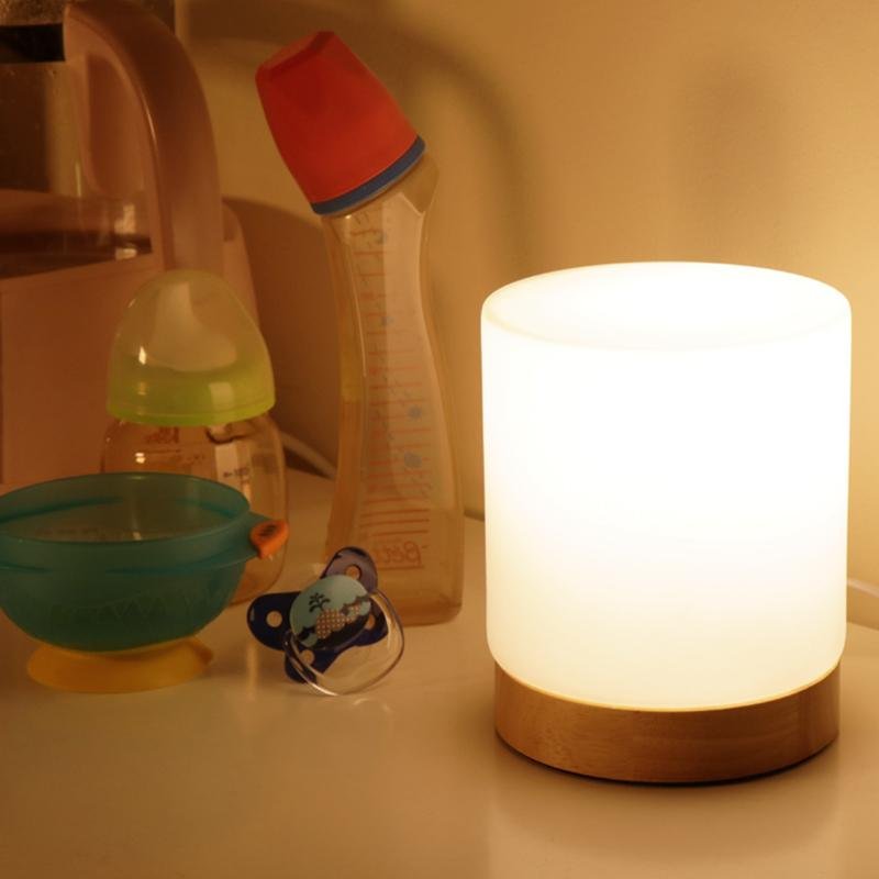 Bordlampe med opalglasskærm og træbase