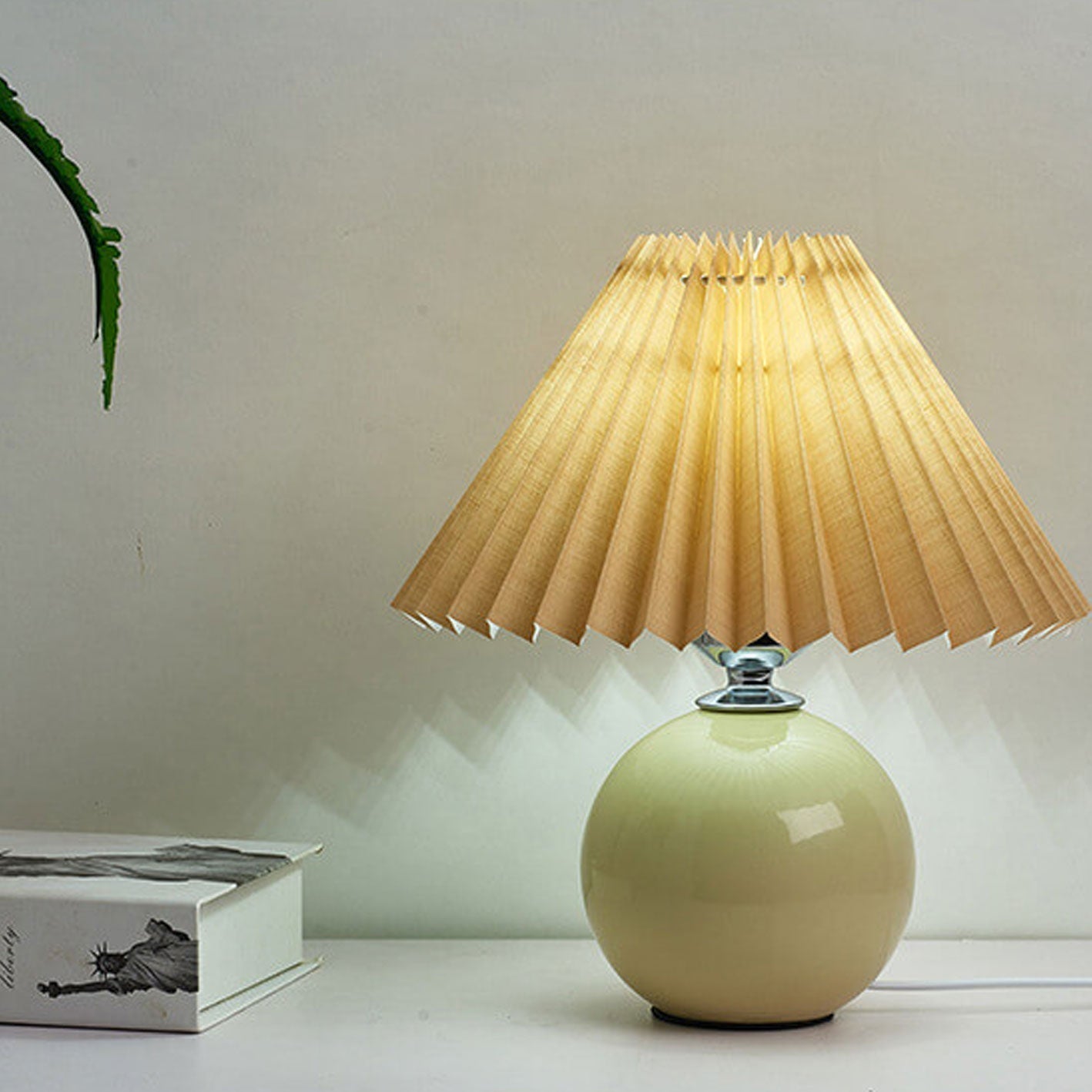 Bordlampe med plisseret skærm keramisk kuglefod