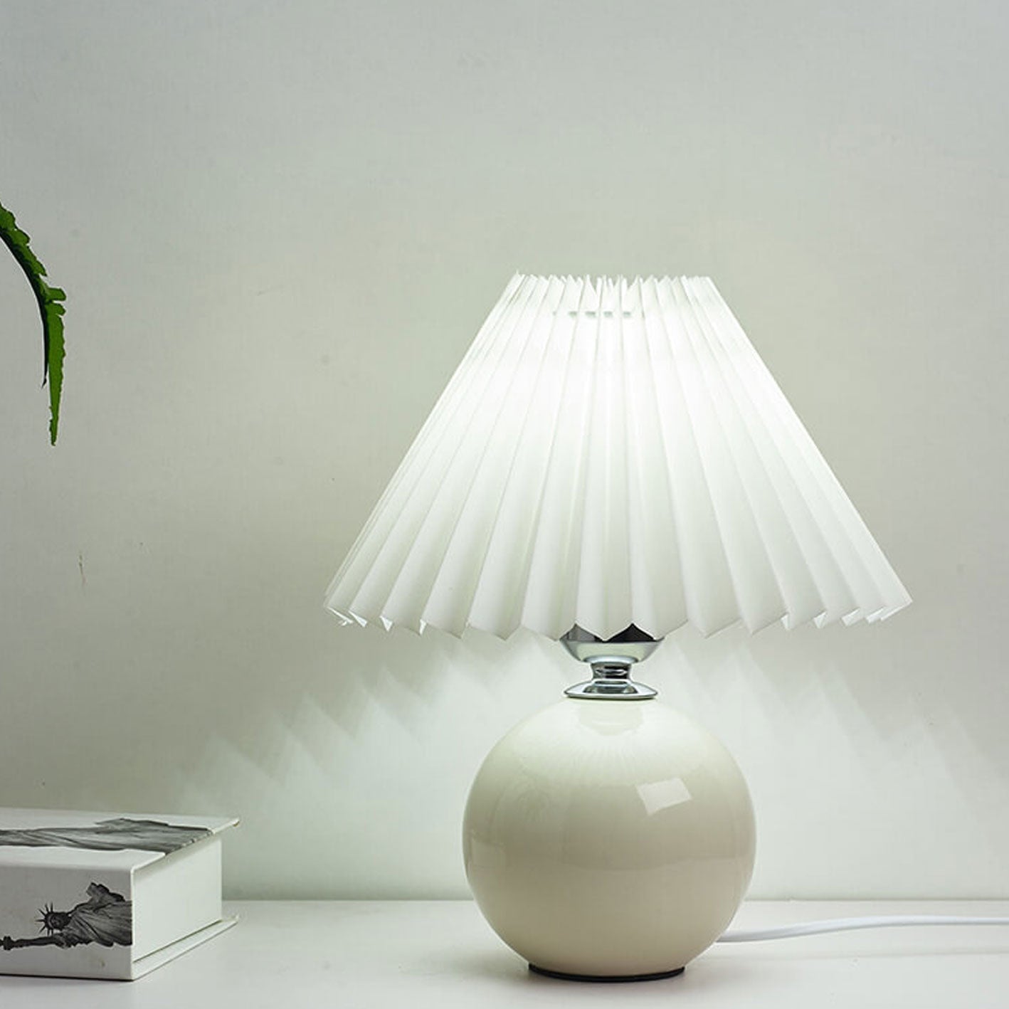 Bordlampe med plisseret skærm keramisk kuglefod