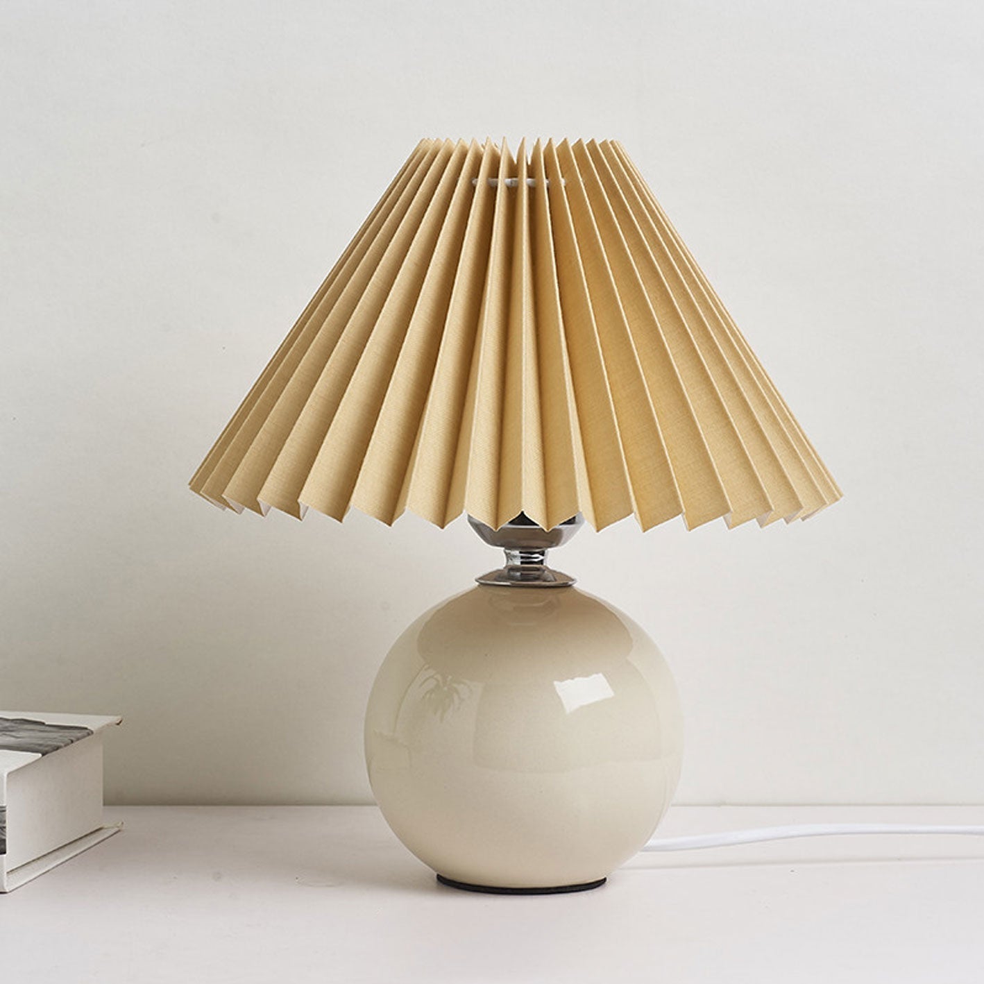 Bordlampe med plisseret skærm keramisk kuglefod