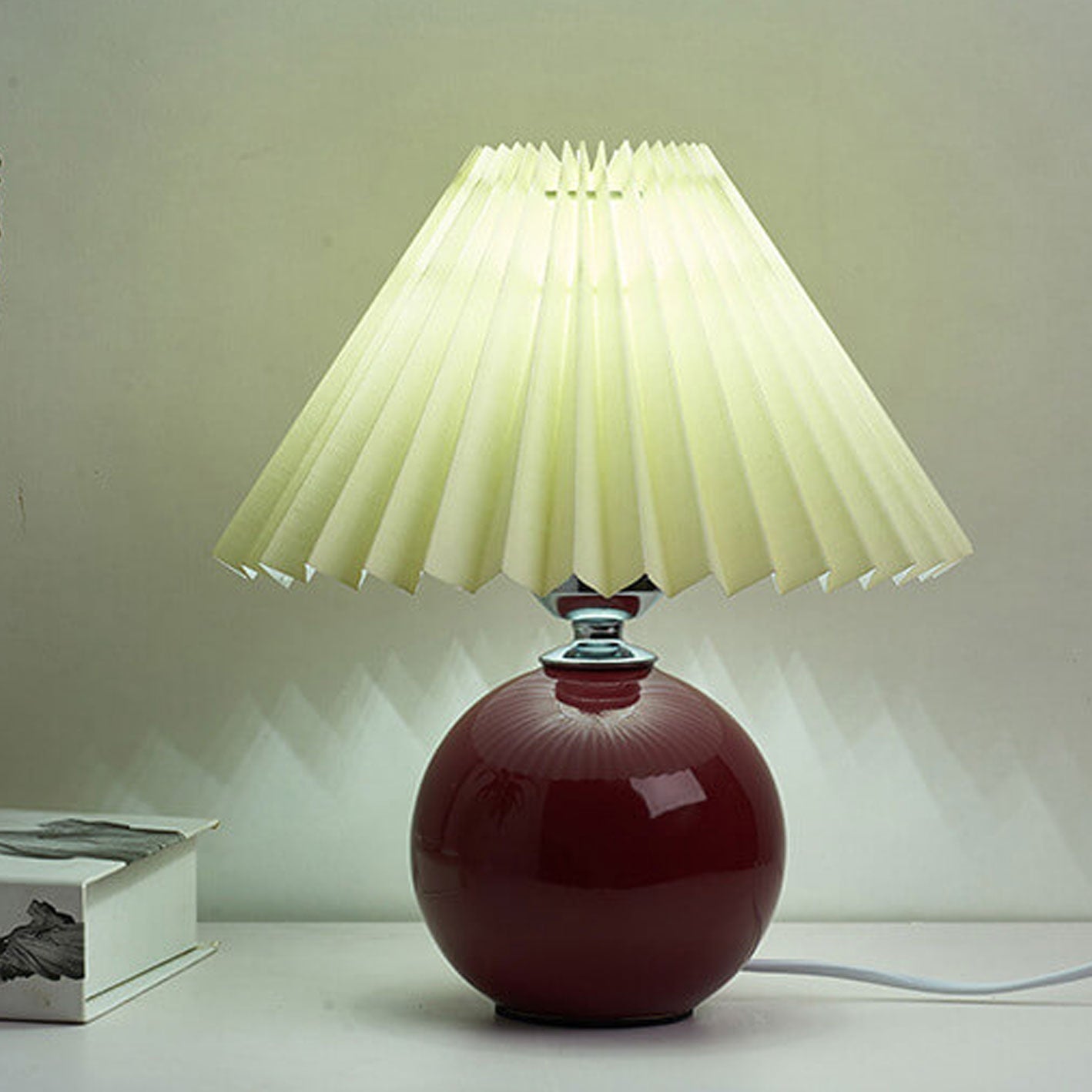 Bordlampe med plisseret skærm keramisk kuglefod