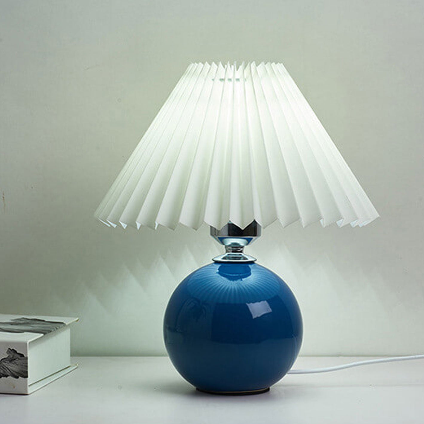 Bordlampe med plisseret skærm keramisk kuglefod