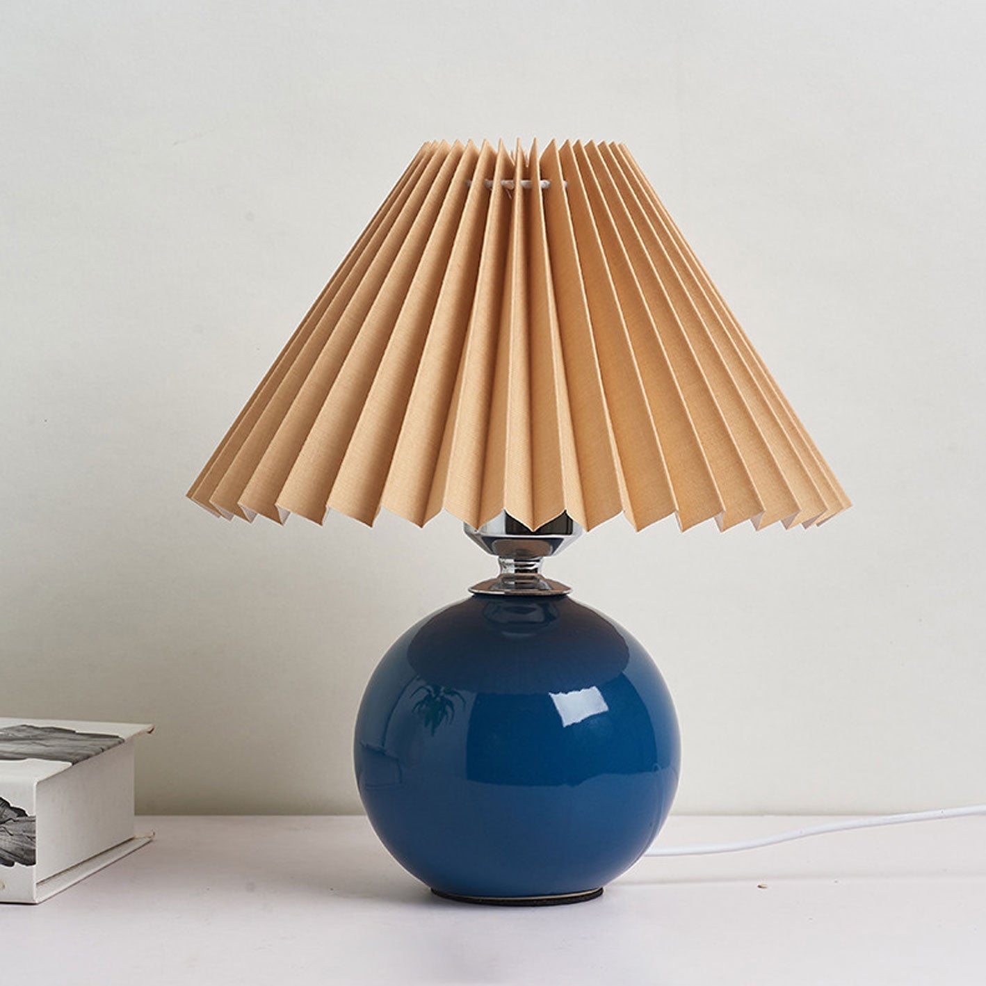 Bordlampe med plisseret skærm keramisk kuglefod