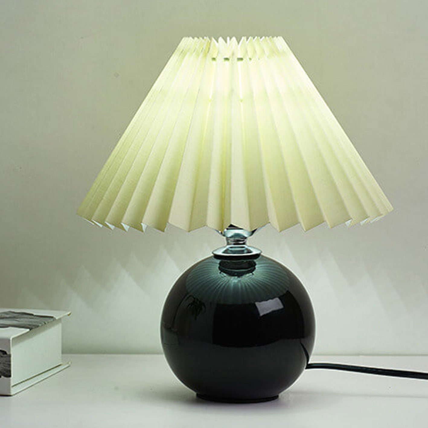 Bordlampe med plisseret skærm keramisk kuglefod