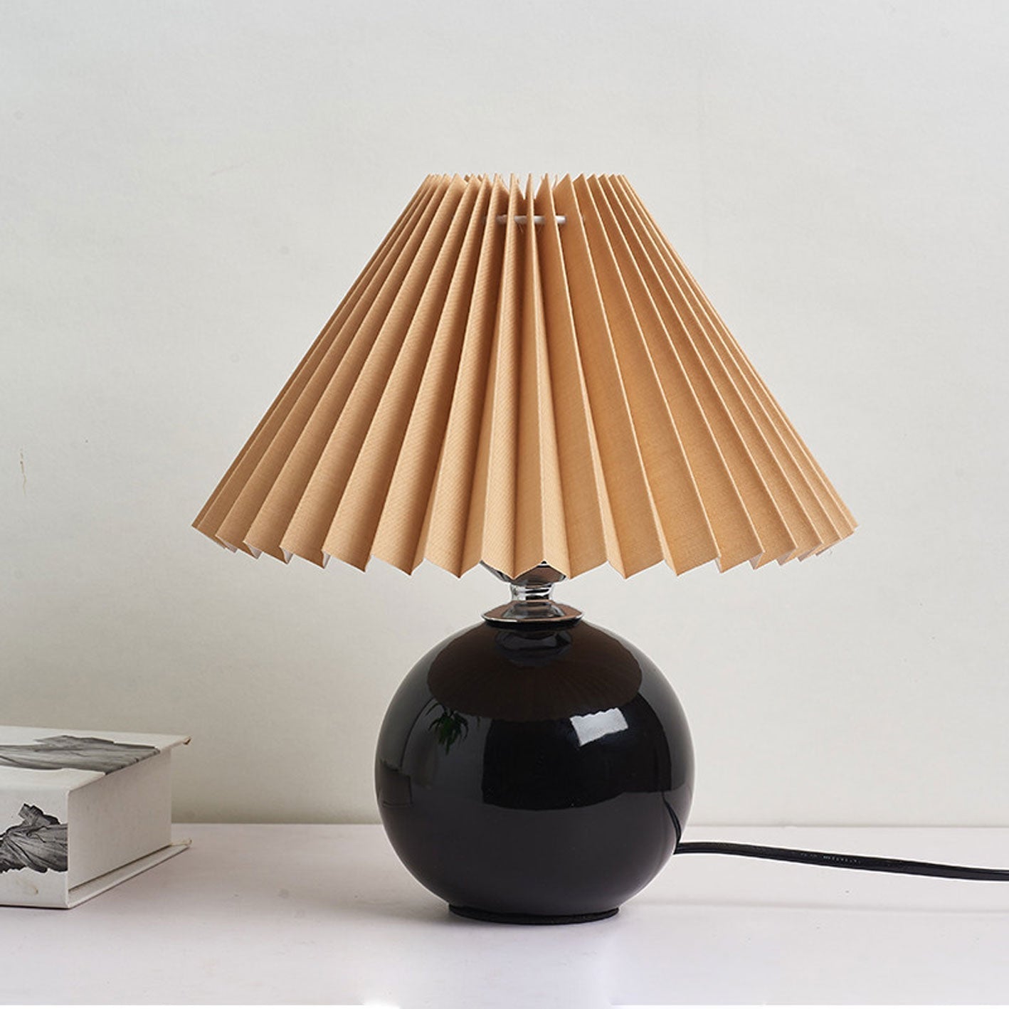 Bordlampe med plisseret skærm keramisk kuglefod