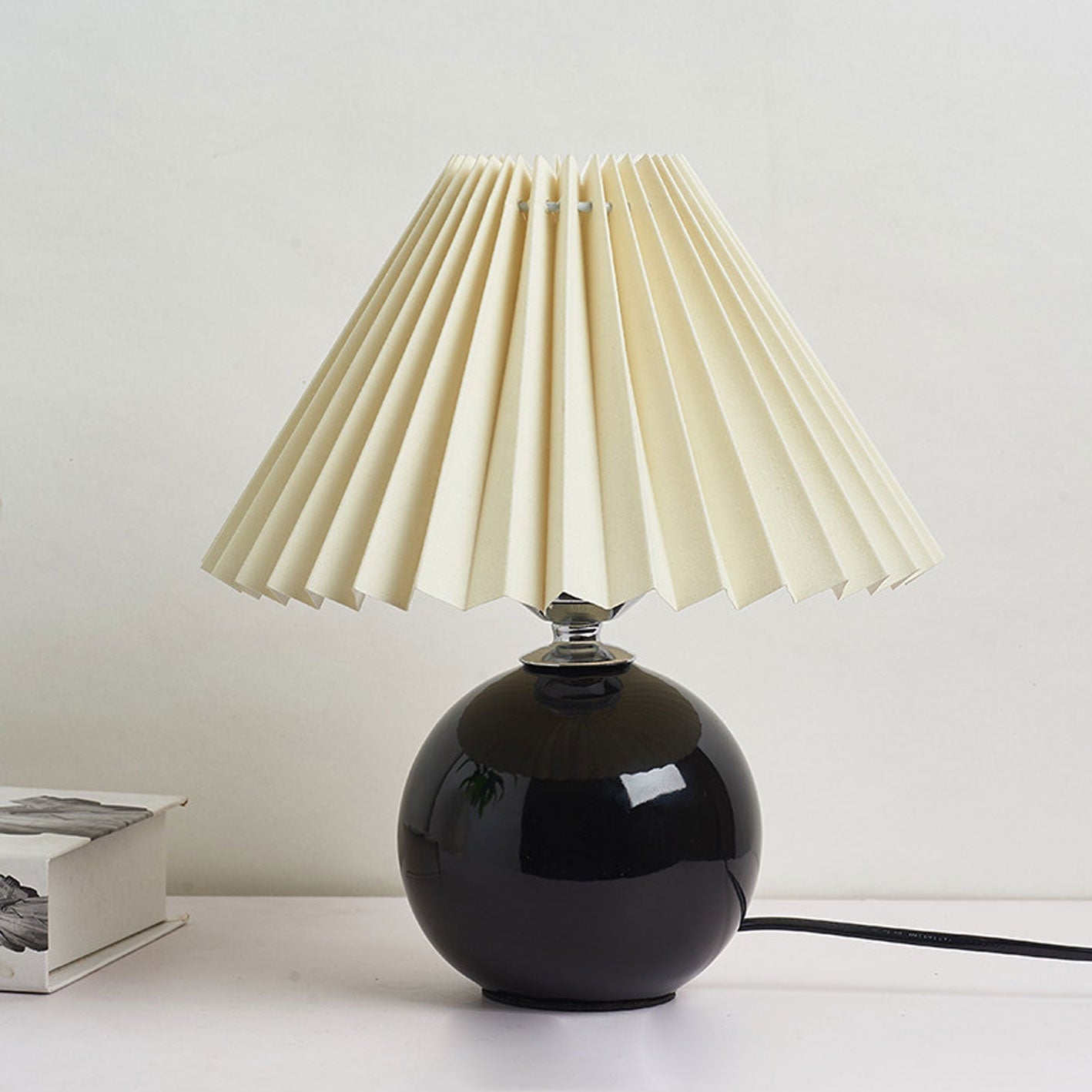 Bordlampe med plisseret skærm keramisk kuglefod