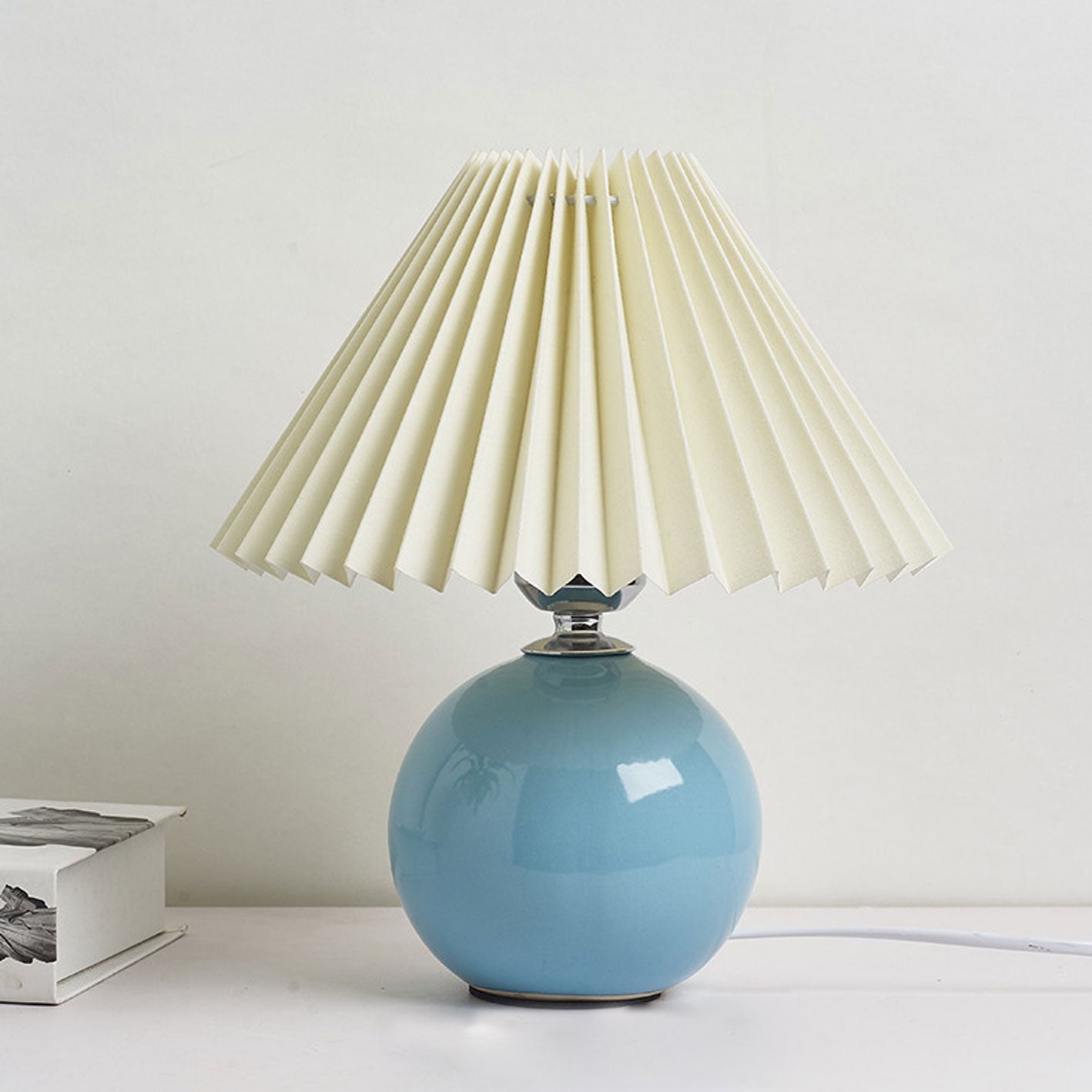 Bordlampe med plisseret skærm keramisk kuglefod