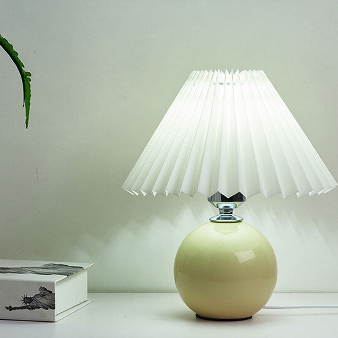 Bordlampe med plisseret skærm keramisk kuglefod