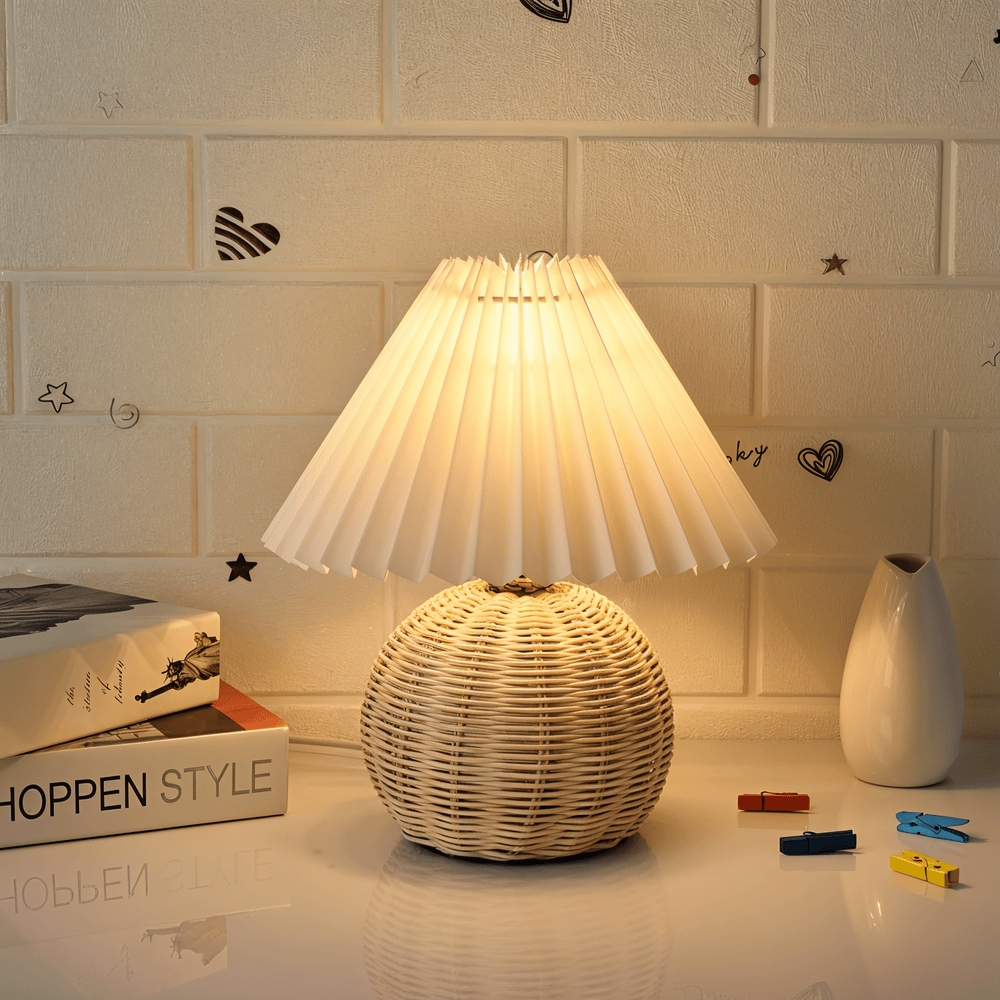Bordlampe med plisseret skærm og flettet fod