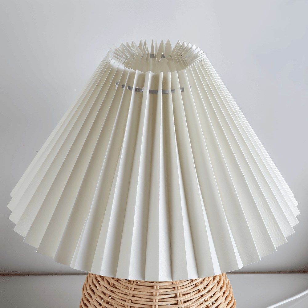Bordlampe med plisseret skærm og flettet fod