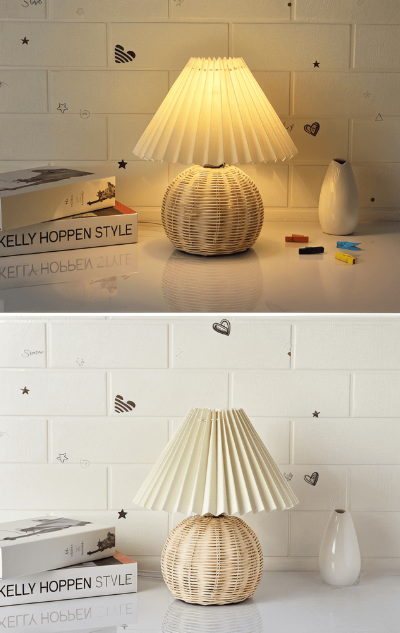 Bordlampe med plisseret skærm og flettet fod