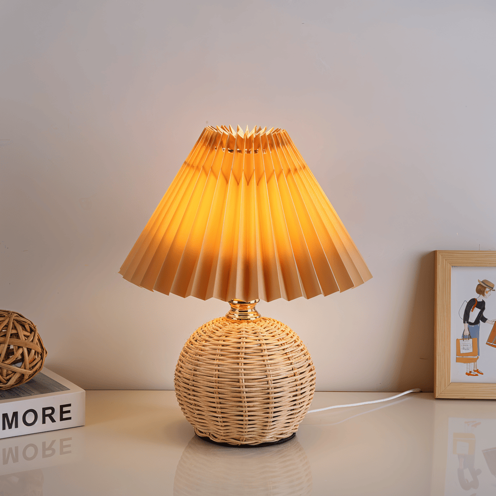 Bordlampe med plisseret skærm og flettet fod