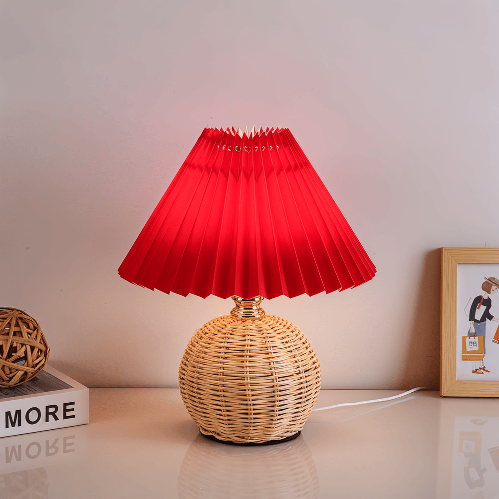 Bordlampe med plisseret skærm og flettet fod