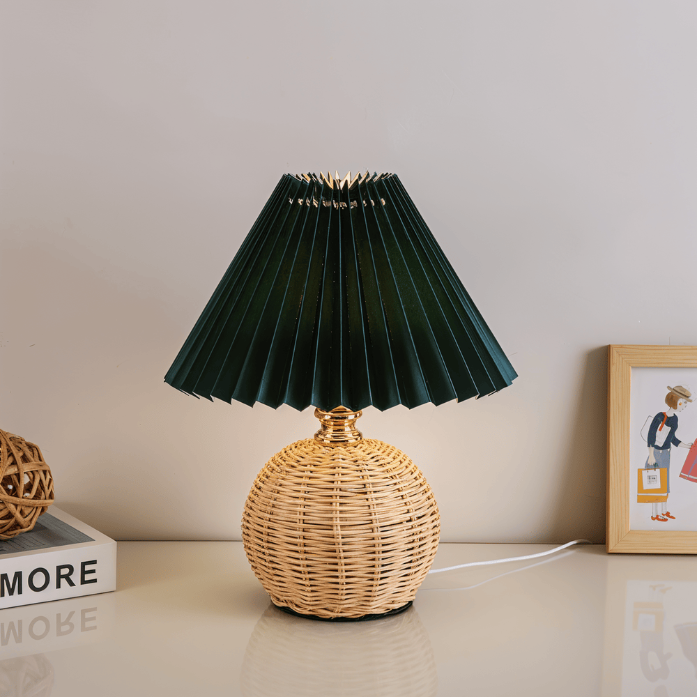 Bordlampe med plisseret skærm og flettet fod