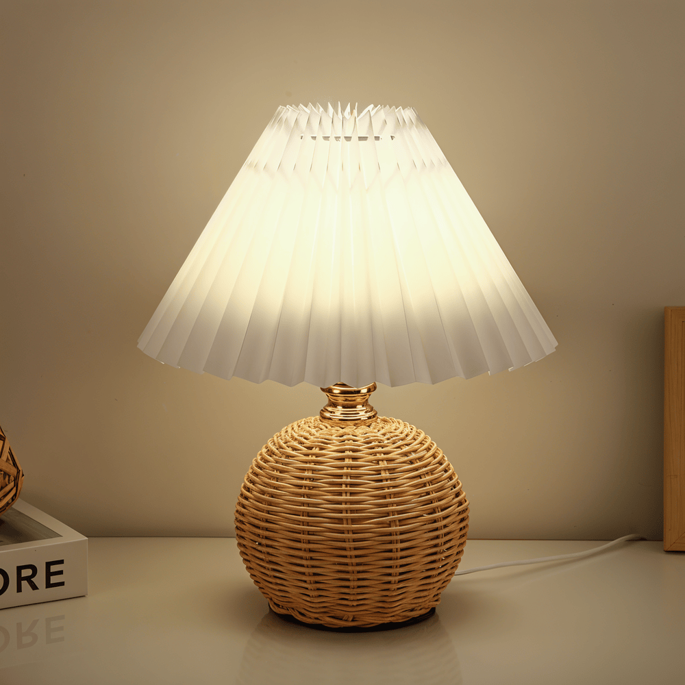 Bordlampe med plisseret skærm og flettet fod