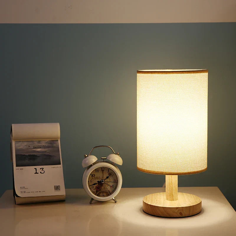 Bordlampe med stofskærm træfod og cylinderskærm