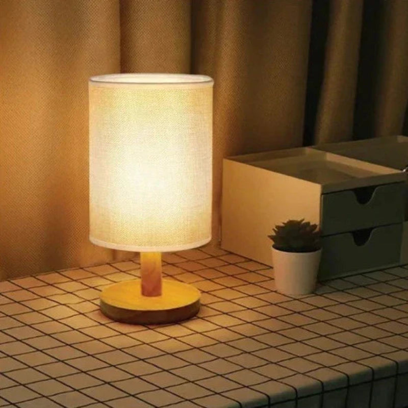 Bordlampe med stofskærm træfod og cylinderskærm