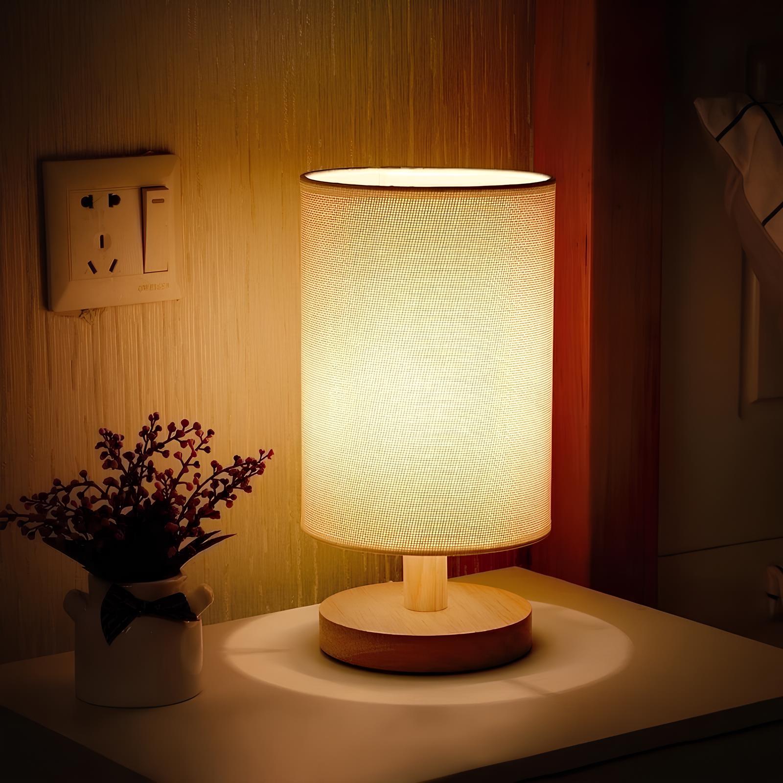 Bordlampe med stofskærm træfod og cylinderskærm