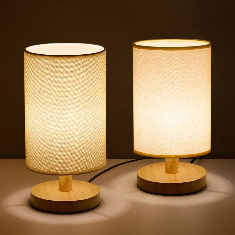 Bordlampe med stofskærm træfod og cylinderskærm