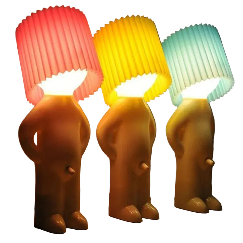 Dekorativ bordlampe med figurformet fod og plisseret cylinderskærm