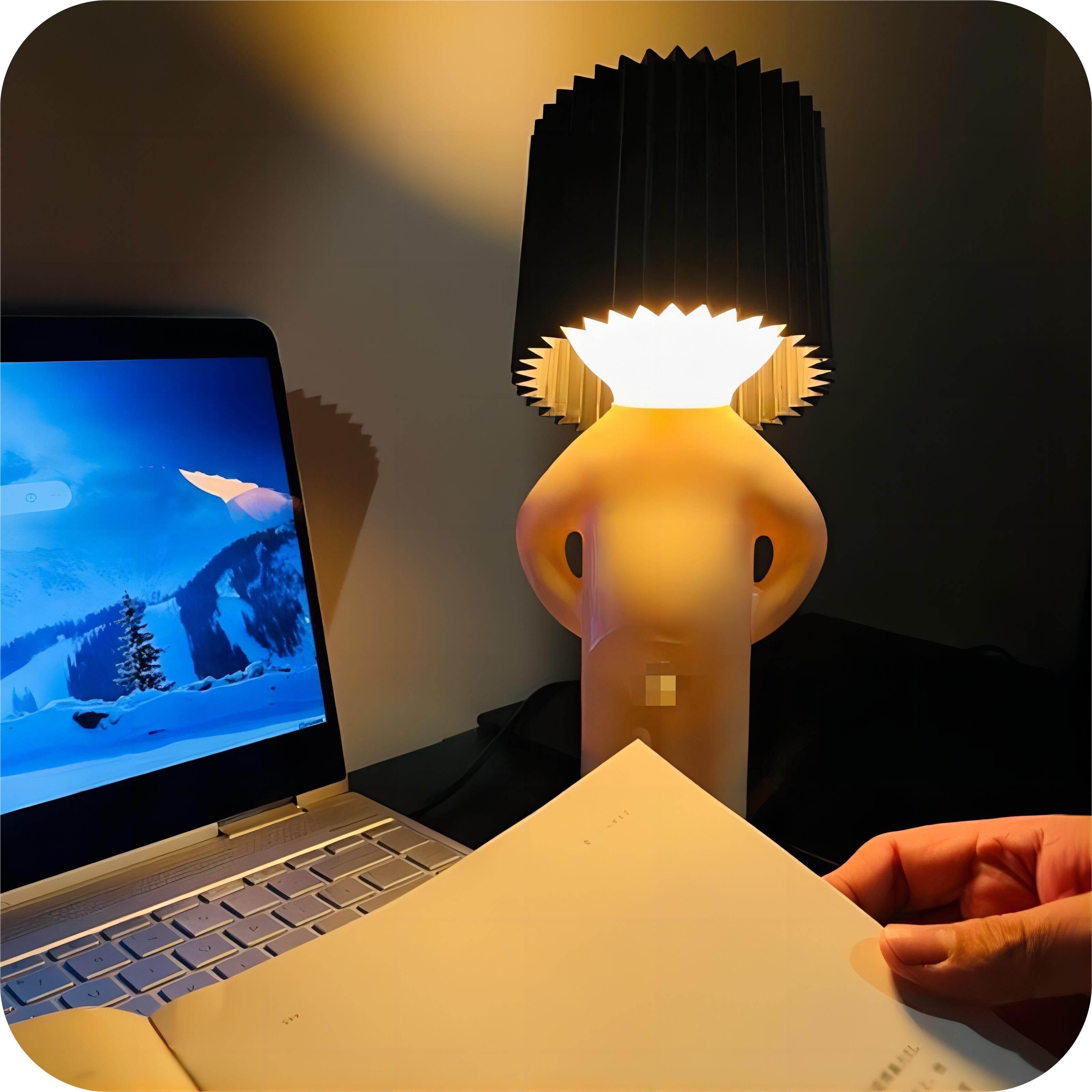 Dekorativ bordlampe med figurformet fod og plisseret cylinderskærm