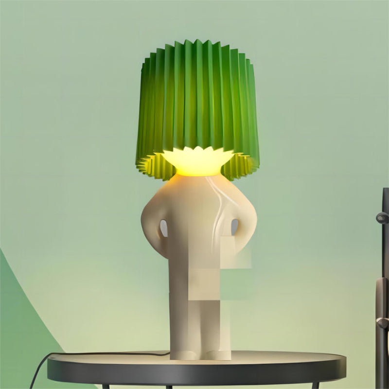 Dekorativ bordlampe med figurformet fod og plisseret cylinderskærm