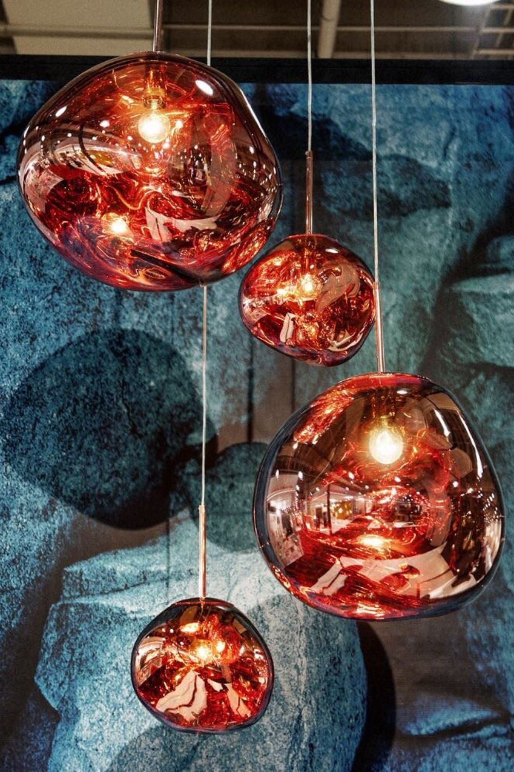 Dekorativt hængelampesæt med design i smeltet glas og LED belysning