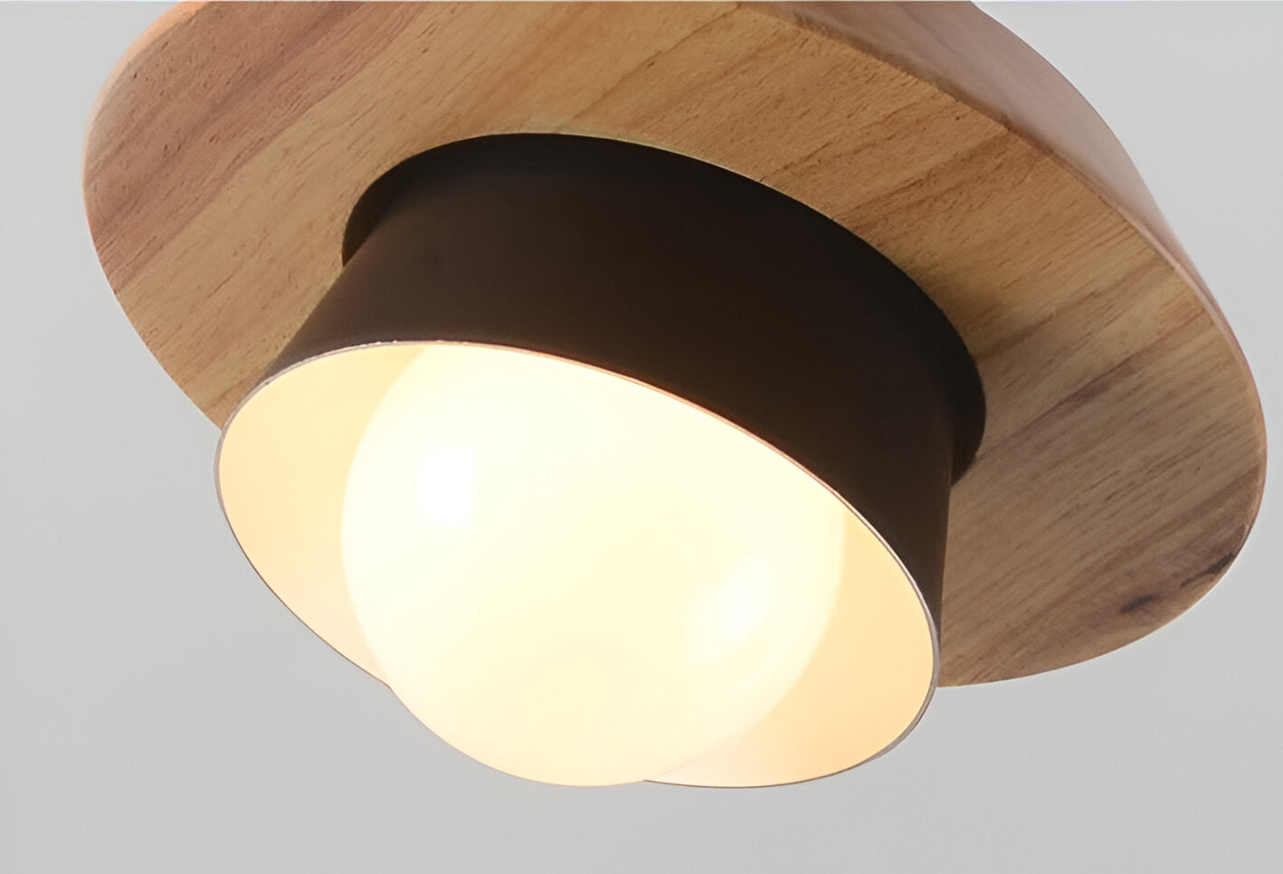 Hængende lagdelt loftslampe med træskærm
