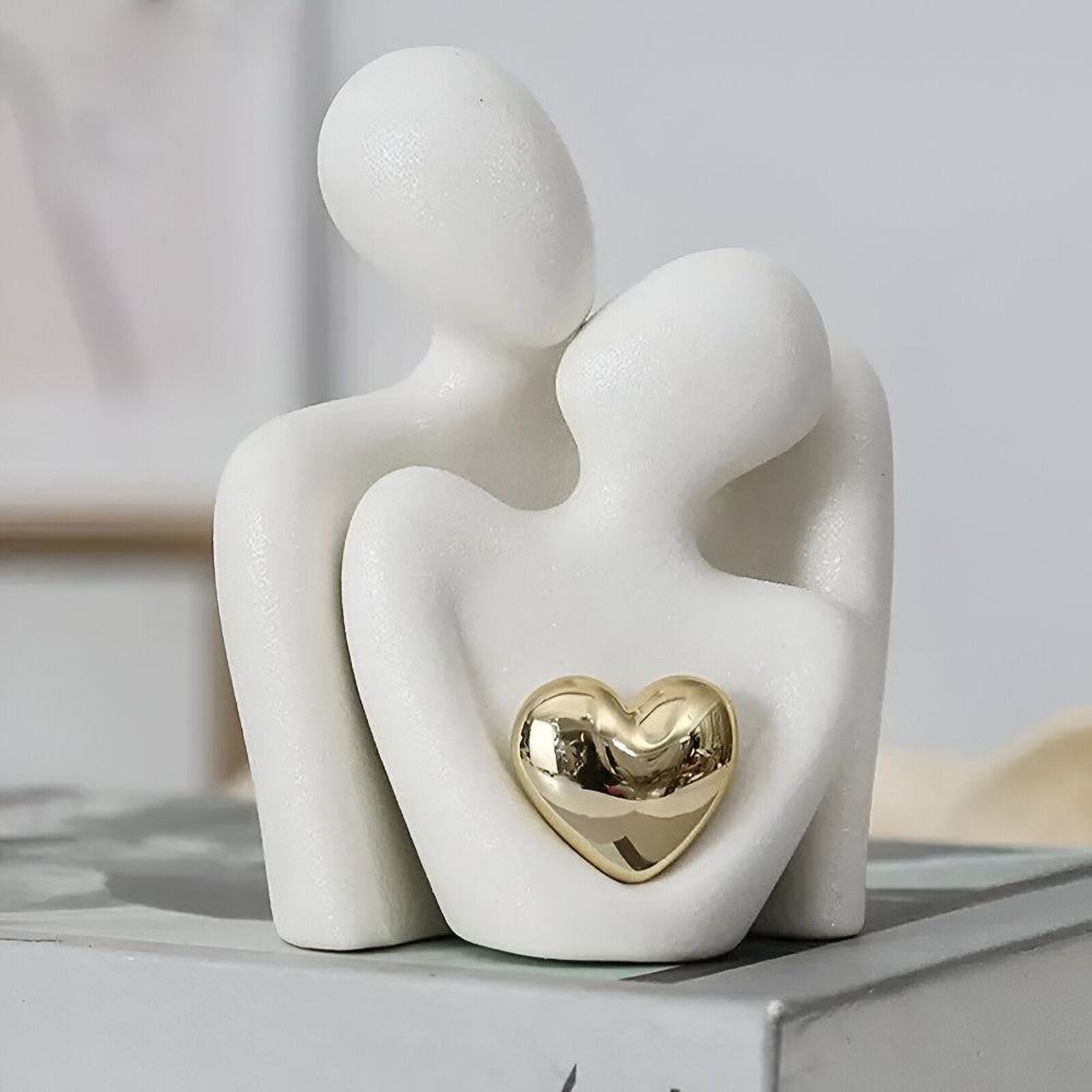 Keramisk parskulptur med guldhjerte