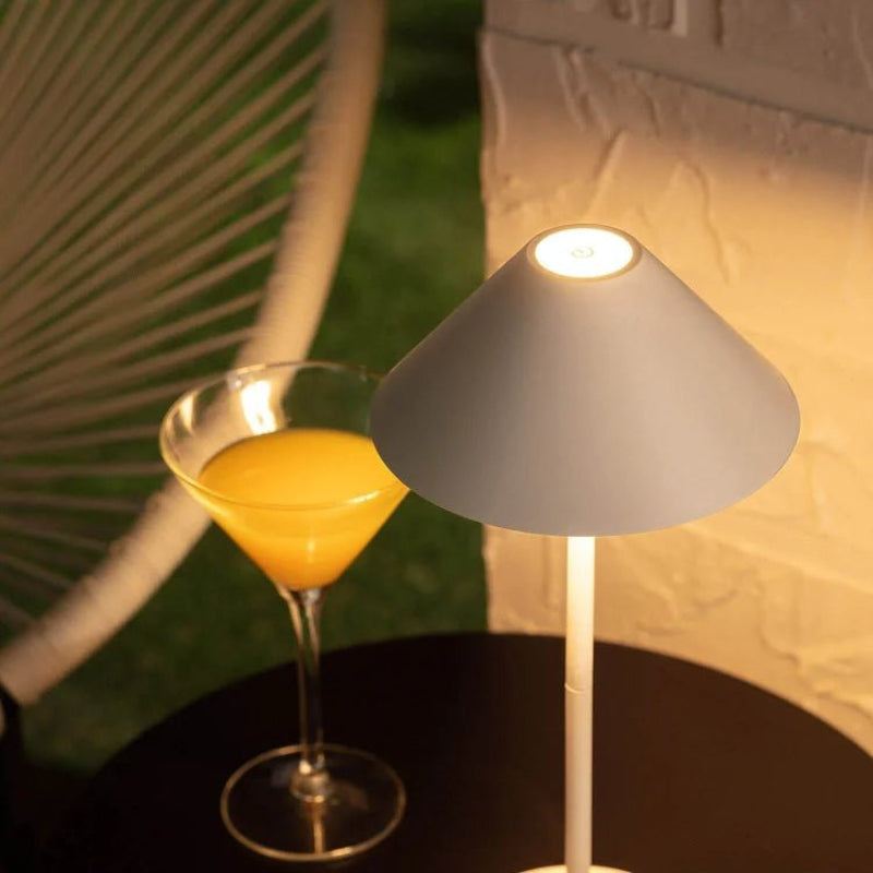 Konisk bordlampe med halo ring