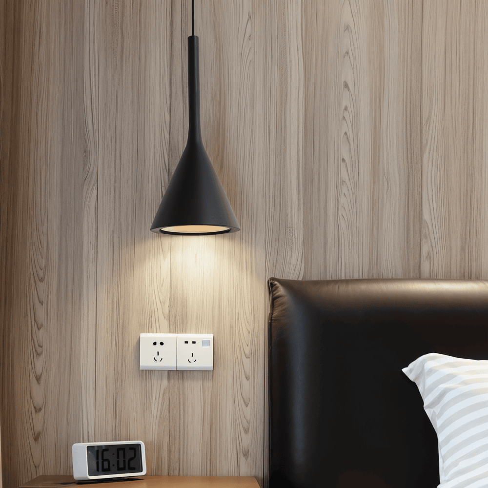 Konisk metalpendellampe med downlight