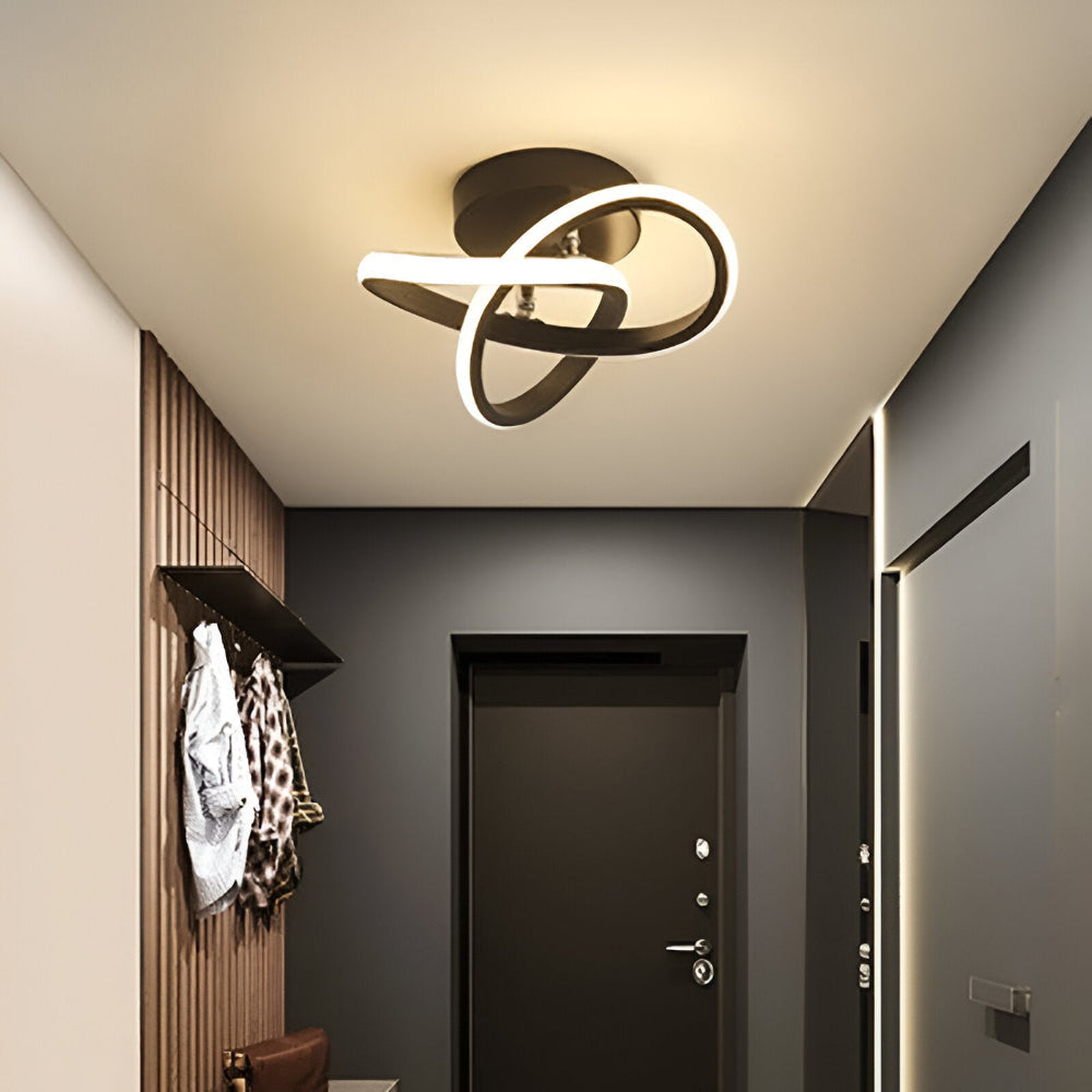 LED loftlampe med skulpturelt snoet design